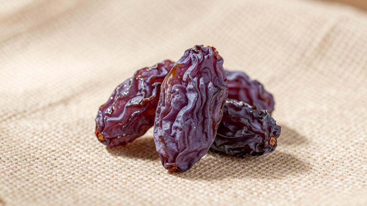 紫色无核葡萄干的营养价值与健康益处，葡萄干的全面功效指南