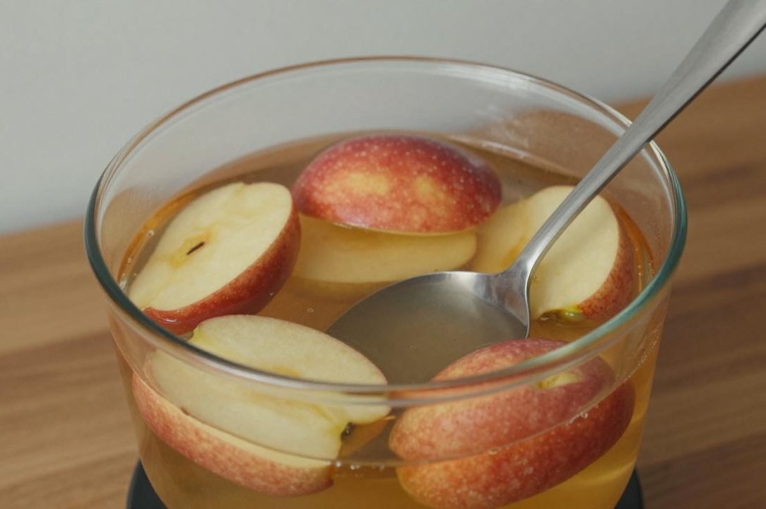 煮苹果水的好处与坏处解析，煮苹果水是不是健康饮品？