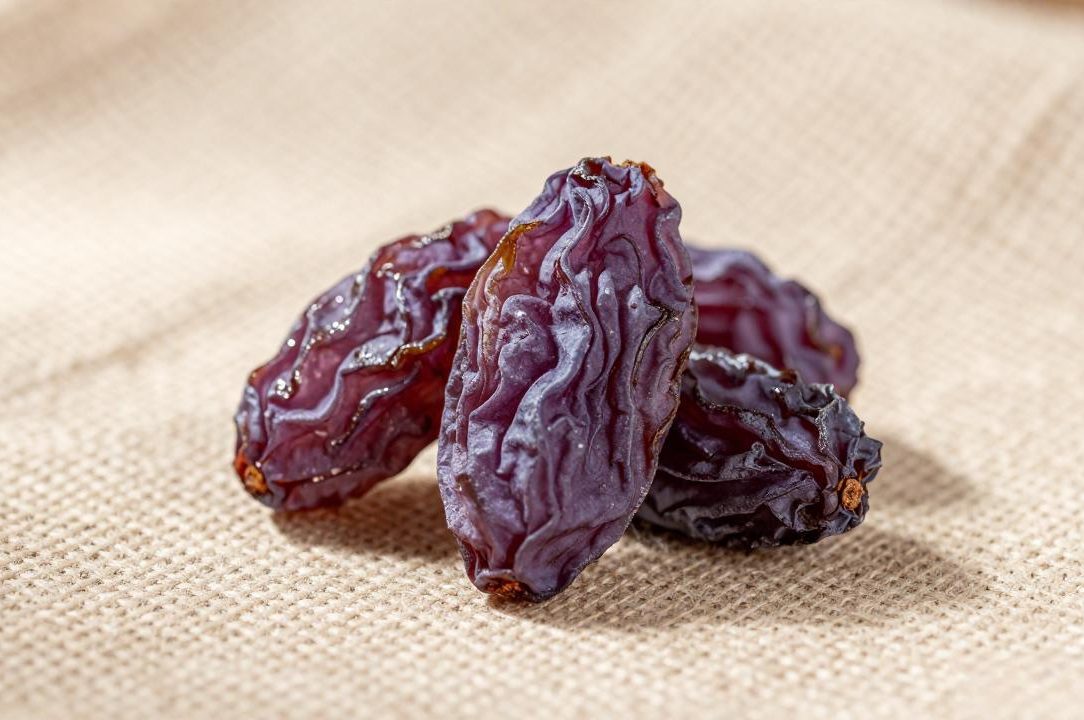 紫色无核葡萄干的营养价值与健康益处，葡萄干的全面功效指南