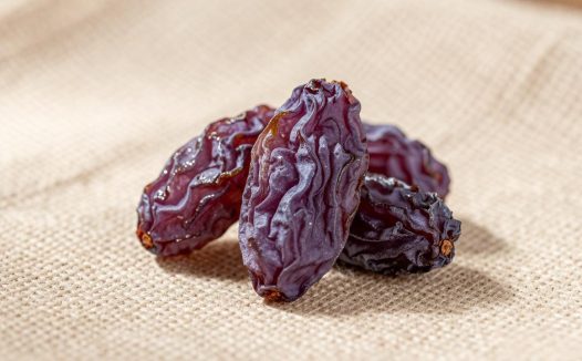 紫色无核葡萄干的营养价值与健康益处，葡萄干的全面功效指南