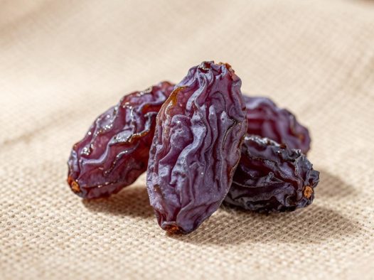 紫色无核葡萄干的营养价值与健康益处，葡萄干的全面功效指南