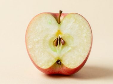 苹果切开后里面有点发青能吃吗？